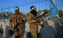 Deux combattants talibans montent la garde devant une mosquée de Mazar-i-Sharif, le 30 octobre 2021 