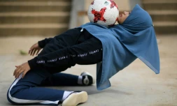 Qhouirunnisa' Endang Wahyudi, 18 ans, fan de football freestyle, dans un parc à Klang, près de Kuala Lumpur le 11 juillet 2018