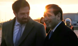 Le chef de la diplomatie américaine Marco Rubio (d) accueilli par le vice-ministre hongrois des Affaires étrangères, Levente Magya, à son arrivée à l'aéroport de Budapest, en Hongrie, le 15 février 2026