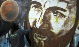 L'artiste Lisandro Urteaga peint un portrait du footballeur Lionel Messi le 29 juin 2017 à Rosario, en Argentine, où Lionel Messi doit épouser le 30 juin 2017 Antonella Roccuzzo