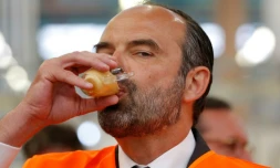 Le Premier ministre Edouard Philippe pendant une visite Ă l'usine Seb de Mayenne (Mayenne), le 23 avril 2018