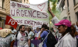 Des membres du collectif Inter-Urgences manifestent à Paris, le 6 juin 2019