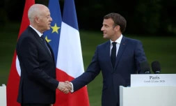 Emmanuel Macron et le président tunisien Kais Saied lors d'une conférence de presse conjointe aprÚs leur réunion à l'Elysée, à Paris, le 22 juin 2020