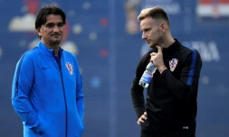 Le sélectionneur croate Zlatko Dalic avec le milieu de terrain Ivan Rakitic, lors d'un entraînement le 17 juin 2018 à Saint-Pétersburg