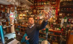 Le gérant du pub "Walsh's bar" Joe Sheridan, dans son établissement à Dunmore, dans l'ouest de l'Irlande, le 3 septembre 2020