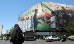 Une affiche géante soutenant l'équipe de football iranienne pour la prochaine Coupe du monde 2026, place Enghelab à Téhéran, le 18 mai 2026