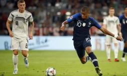 Le milieu des Bleus Kylian Mbappé (d) face à l'Allemagne en Ligue des nations, le 6 septembre 2018 à Munich
