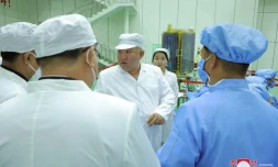 Le dirigeant nord-coréen Kim Jong Un et sa fille visitent un atelier où est préparé ce qui est présenté comme un satellite militaire, le 16 mai 2023 en un lieu inconnu