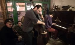 Des musiciens membres du trio "Ehud Ettun", Daniel Schwarzwald au piano, et Ehud Ettun à la basse, jouent pendant un concert de jazz à Jérusalem, le 12 avril 2016 