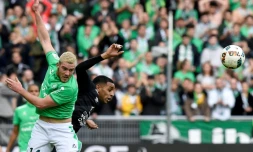 L'attaquant de Caen Ronny Rodelin, buteur face à Saint-Etienne, à la lutte avec le défenseur Jordan Veretout à Geoffroy-Guichard, le 26 février 2017