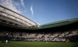 L'Italien Jannik Sinner (à droite) au service le 1er juillet 2025 à Wimbledon près de Londres 