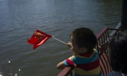 Un enfant tient un drapeau de la République populaire de Chine, en septembre 2015