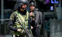 Des paramilitaires indiens montent la garde dans une rue à Srinagar, le 14 mai 2025 au Cachemire indien