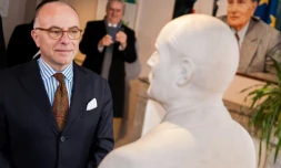 Le Premier ministre Bernard Cazeneuve face à un buste de François Mitterrand, le 8 janvier 2017 à Jarnac, en Charente