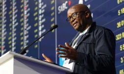 Le président de la Commission électorale indépendante (CEI), Mosotho Moepya, lors d'une conférence de presse au Gallagher Convention Centre à Midrand, au nord de Johannesburg, le 1er juin 2024 en Afrique du Sud