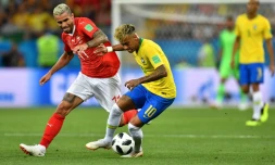 Le milieu de la Suisse Valon Behrami (g) à la lutte avec l'attaquant vedette du Brésil Neymar au Mondial-2018, le 17 juin 2018 à Rostov