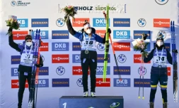 Doublé français à l'individuel de biathlon d'Anterselva: (de g. à dr.) Julia Simon, Justine Braisaz-Bouchet la Suédoise Mona Brorsson, le 21 janvier 2022