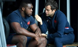 Le pilier Demba Bamba en discussion avec le sélectionneur du XV de France Fabien Galthié, le 3 mars 2020 à Marcoussis