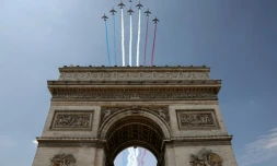 La Patrouille de France (PAF pour Patrouille acrobatique de France) survole l'Arc de Triomphe, à Paris, le 9 juillet 2025, lors d'une répétition du défilé annuel du 14 juillet