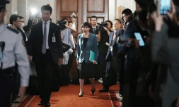 La présidente du Parti libéral démocrate (PLD) au pouvoir au Japon, Sanae Takaichi (au centre), marche avant de signer un accord à la Diète à Tokyo, le 20 octobre 2025