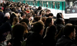 Des personnes attendent sur un quai de métro pendant une grÚve contre la réforme des retraites, en janvier 2020 à la gare Saint-Lazare à Paris