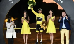 Le Colombien Egan Bernal (c), vainqueur de l'edition 2019 du Tour de France, pose sur le podium aux Champs-Elysées, le 28 juillet 2019