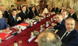 Le Premier ministre Manuel Valls (G) entouré à G du ministre des Collectivités Jean-Michel Baylet et à D du préfet de Corse Bernard Schmeltz devant le président de l'Assemblée de Corse Jean-Guy Talamoni (D) à Ajaccio le 4 juillet 2016