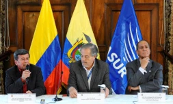 Pablo Beltran, Juan Meriguet, représentant du gouvernement équatorien, et Juan Camilo Restrepo à Quito en Equateur, le 16 février 2017