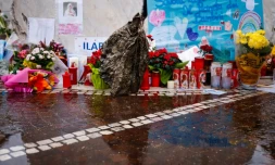 Des fleurs, bougies, messages et une sculpture déposés au pied de la statue de Jean Paul II devant l'hôpital Gemelli à Rome, où est hospitalisé le pape François, le 1er mars 2025