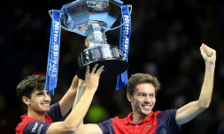 Nicolas Mahut et Pierre-Hugues Herbert savourent leur triomphe en double au Masters de Londres, le 17 novembre 2019 