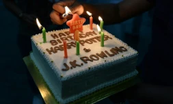 Un gâteau d'anniversaire pour Harry Potter et son auteure J.K Rowling, le 31 juillet 2016 à Bangkok, en Thaïlande