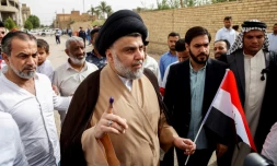 Moqtada Sadr sort du bureau de vote à Najaf en Irak, le 12 mai 2018