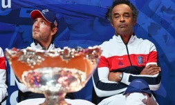 Lucas Pouille (g) et le capitaine de l'équipe de France de Coupe Davis Yannick Noah lors du tirage au sort de la finale face à la Croatie au stade Pierre-Mauroy, le 22 novembre 2018