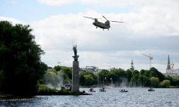 Un hélicoptère militaire de l'armée américaine durant un exercice avec la police fédérale allemande le 4 juillet 2017 à Hambourg, en Allemagne