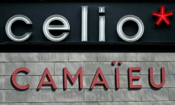 CamaĂŻeu, symbole du dĂ©clin du prĂȘt-Ă -porter en France, renaĂźtra de ses cendres le 29 aoĂ»t dans 12 magasins et en ligne, a annoncĂ© vendredi Celio, repreneur de la marque