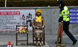 Une statue à la mémoire des esclaves sexuelles de l'armée impériale nippone, dites "femmes de réconfort", devant l'ambassade japonaise à Séoul le 29 décembre 2015