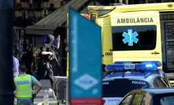 Secours et forces de l'ordre sur le site d'un attentat, le 17 août 2017 à Barcelone