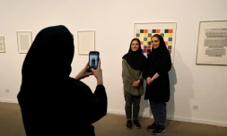 Des Iraniennes posant devant des oeuvres de l'artiste américain Sol LeWitt au musée d'art contemporain de Téhéran, le 22 août 2022 