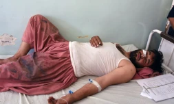 Un civil afghan hospitalisé après avoir été blessé le 22 mai 2018 à Kandahar dans l'explosion d'un minibus piégé que les forces de sécurité tentaient de désamorcer.