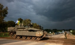 Un convoi de véhicules blindés israéliens traverse une route de retour de la bande de Gaza, le 15 janvier 2024