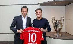 La recrue du Bayern Philippe Coutinho avec le directeur sportif du club Hasan Salihamidzic, le 18 août 2019 à Munich