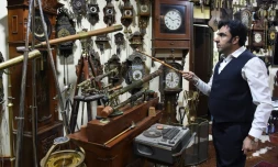 Le collectionneur et policier Gul Kakar montre ses horloges anciennes conservées au quartier général de la police à Quetta, le 26 novembre 2021 au Pakistan