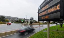 Panneau signalant la vigilance rouge météo à Nice, le 1er décembre 2019