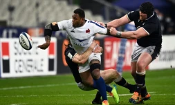 Le centre français Virimi Vakatawa (g) passe le ballon lors du match des Six Nations contre l'Ecosse, au Stade de France, le 26 mars 2021