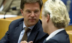 Le Premier ministre néerlandais et candidat aux législatives Mark Rutte (G) parle avec son rival d'aujourd'hui l'anti-islam Geert Wilders, le 7 septembre 2010 à La Haye au Parlement