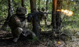 Un soldat ukrainien s'entraîne avec des militaires français, le 25 avril 2025 en Pologne