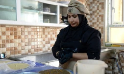 Abir Jassem prépare des plats dans la cuisine de l'entreprise "Le Goût de Mossoul", gérée par des femmes, le 13 septembre 2023 à Mossoul, en Irak