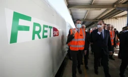 Le Premier ministre français Jean Castex écoute les explications lors d'une visite à la gare de fret Saint Charles où le train Perpignan-Rungis reprend du service à Perpignan le 22 octobre 2021.