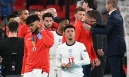 Les joueurs anglais reçoivent leur médaille de finaliste après leur défaite contre l'Italie en finale de l'Euro le 11 juillet 2021 à Wembley