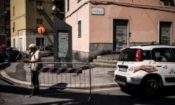 Un homme dans la rue Fillak, près de la "zone rouge", située sous ce qui reste du pont Morandi à Gênes (Ligurie), le 13 septembre 2018